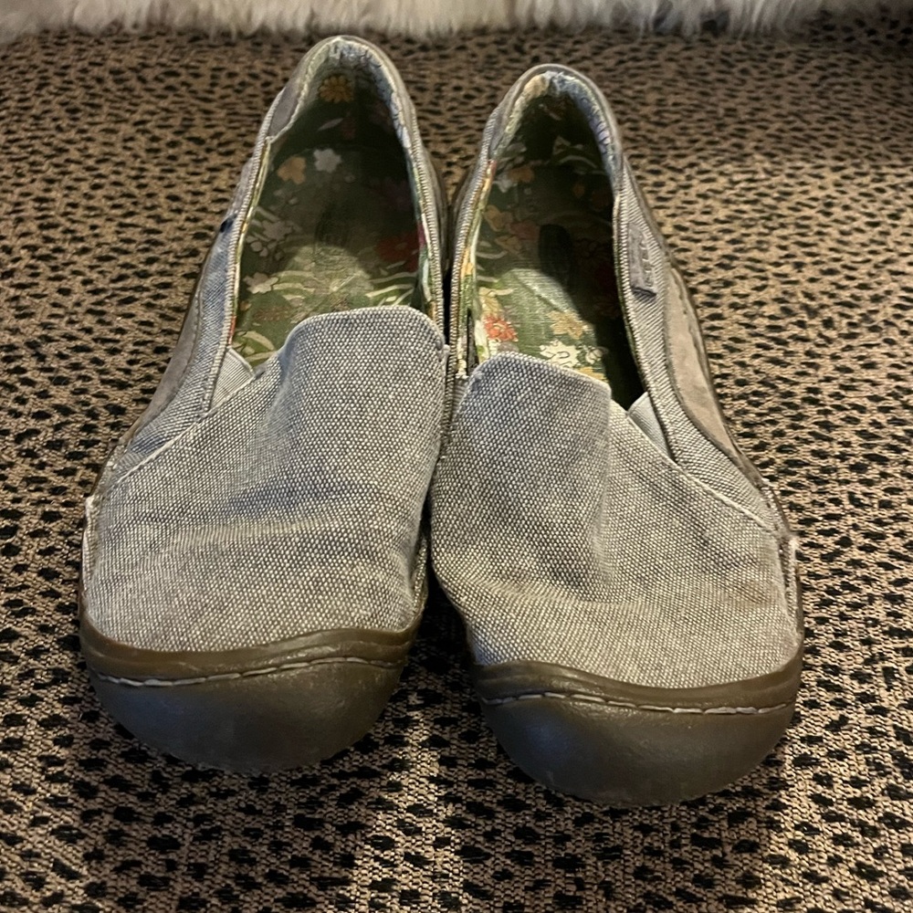 Keen canvas slip ons - size 8.5 - Picture 2 of 6
